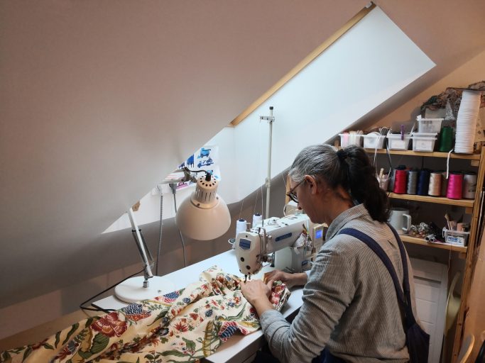 Sandra Léonard Fondatrice Envie d'A dans son atelier